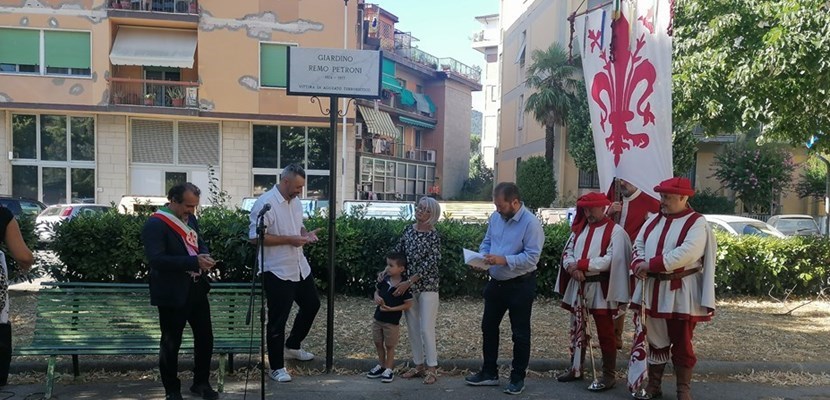 Il presidente Luca Milani, Andrea Petroni, Antonella Pazzaglia e il Presidente del Quartiere 2 Michele Pierguidi.