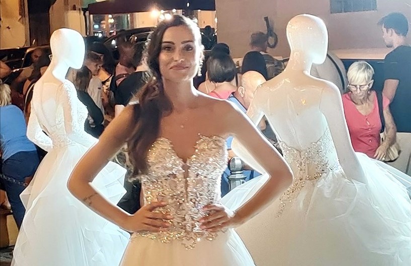 Una bella sposina in piazza Garibaldi