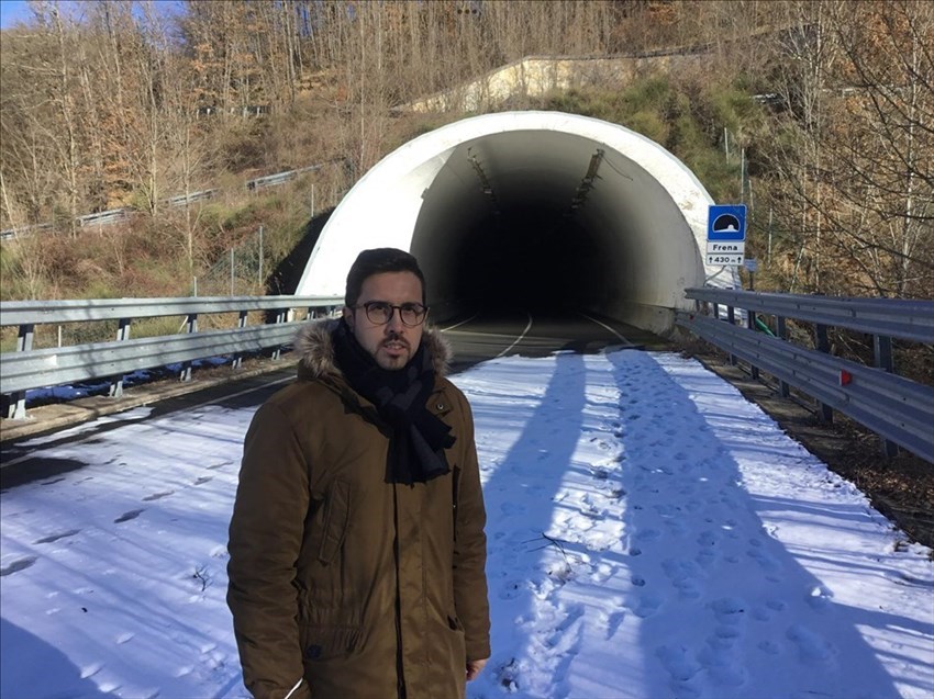 Paolo Gandola a Firenzuola davanti alla strada ancora chiusa