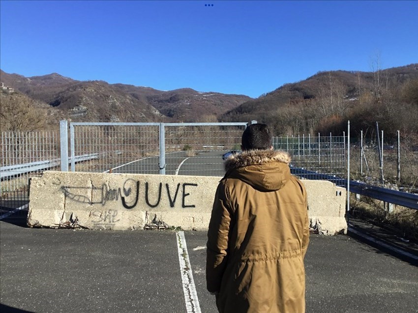 Paolo Gandola a Firenzuola davanti alla strada ancora chiusa