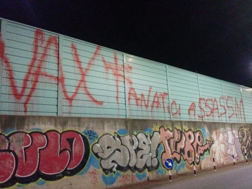 le scritte no vax