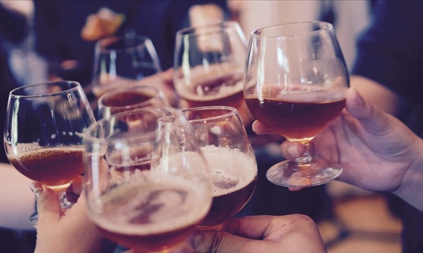 Gruppo al bar che brinda, giovani