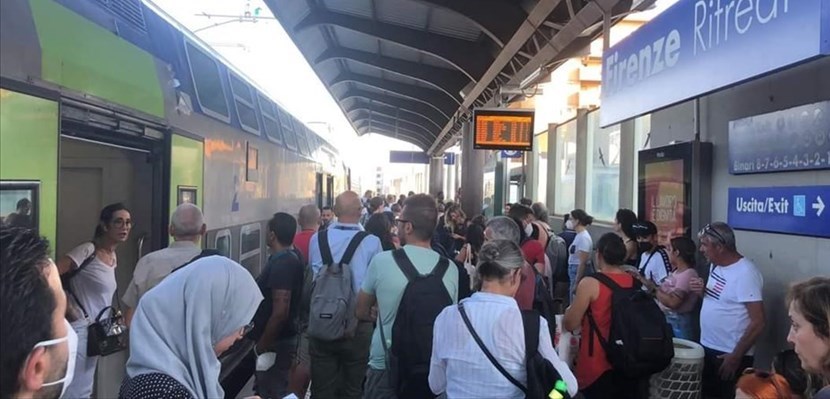 Pendolari in attesa ieri a Firenze Rifredi