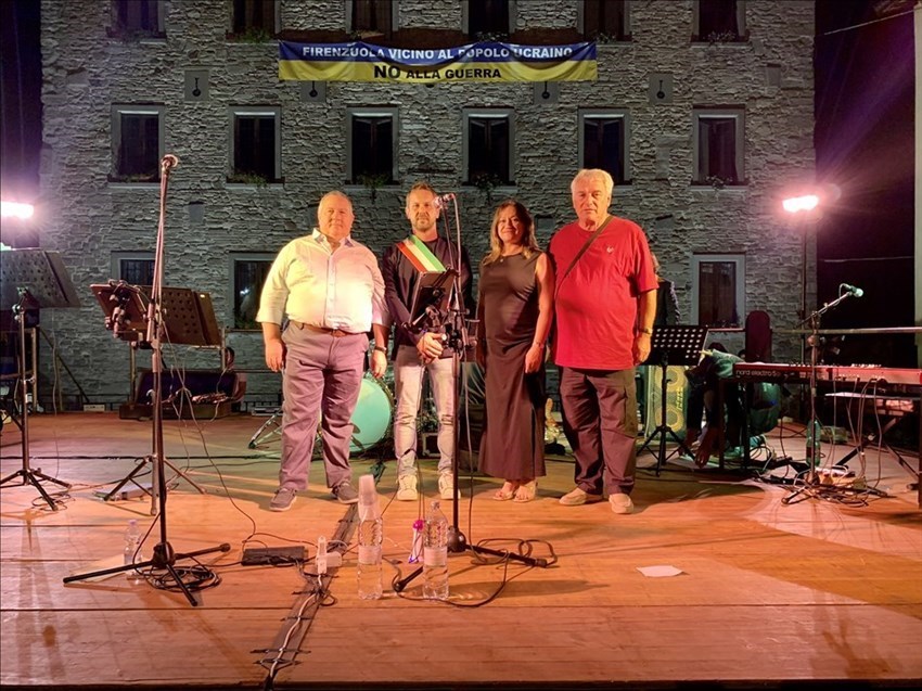 da DX: Claudio Corbatti (Misericordia), Oxana Polataitchouk (Consolato Ucraino), Guidarelli Francesco (Vice Sindaco di Firenzuola) e un volontario
