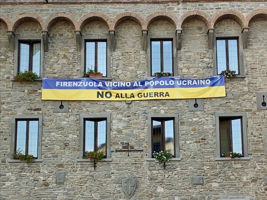 Lo striscione sulla facciata della Rocca