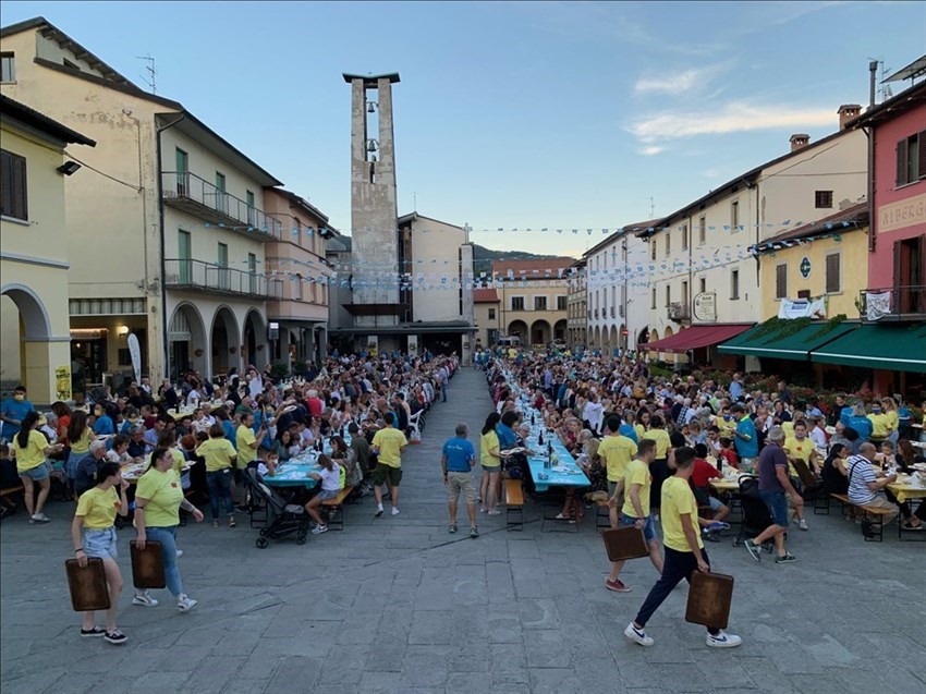 la piazza gremita