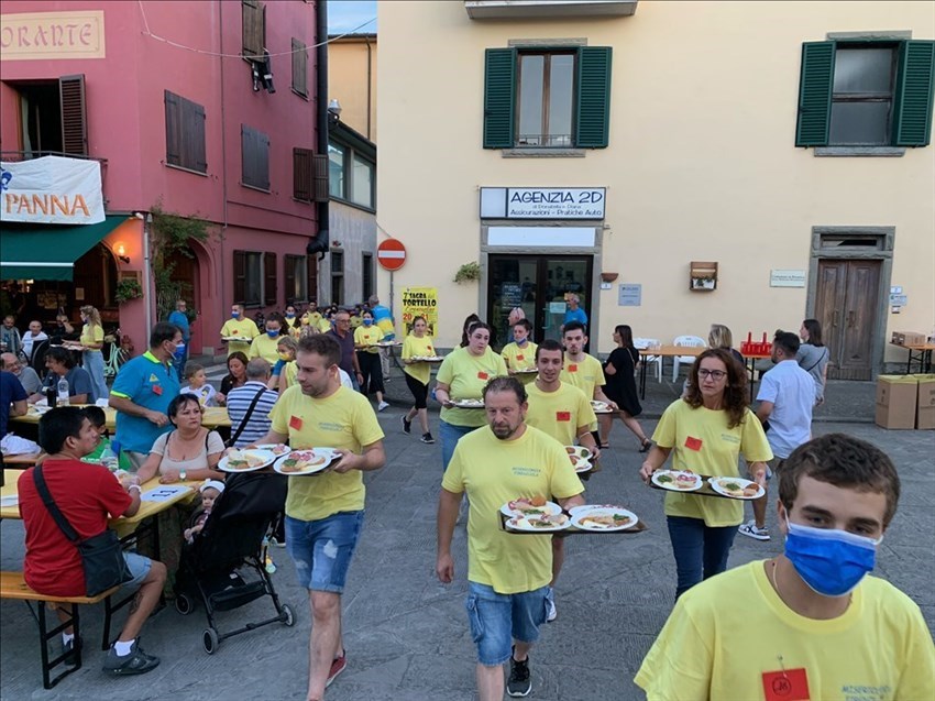 l'uscita dei camerieri in piazza