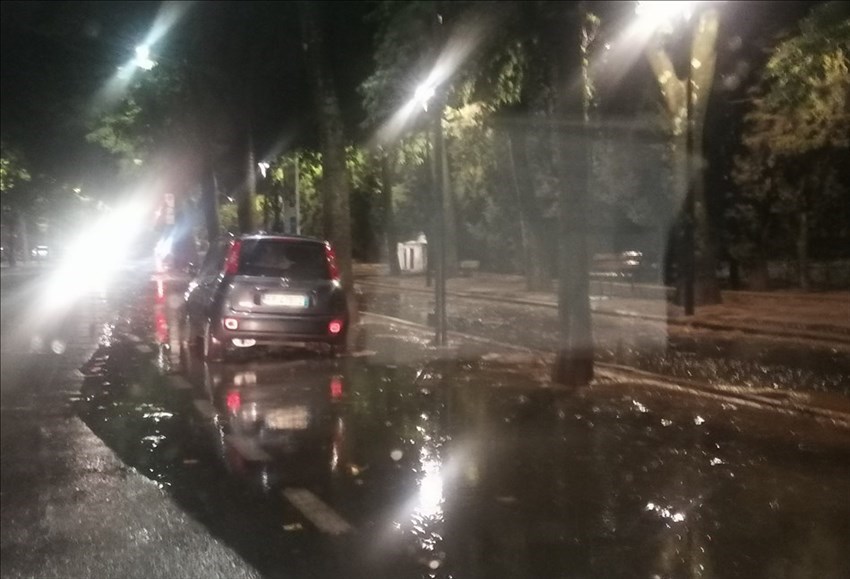 torrenti ai bordi della strada a Campo di Marte