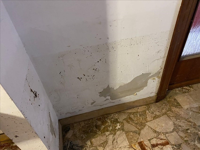 I danni negli uffici del comune di Tavarnuzze mostrati dal sindaco Alessio Calamandrei