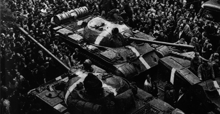20 agosto 1968, carri armati sovietici nelle vie di Praga