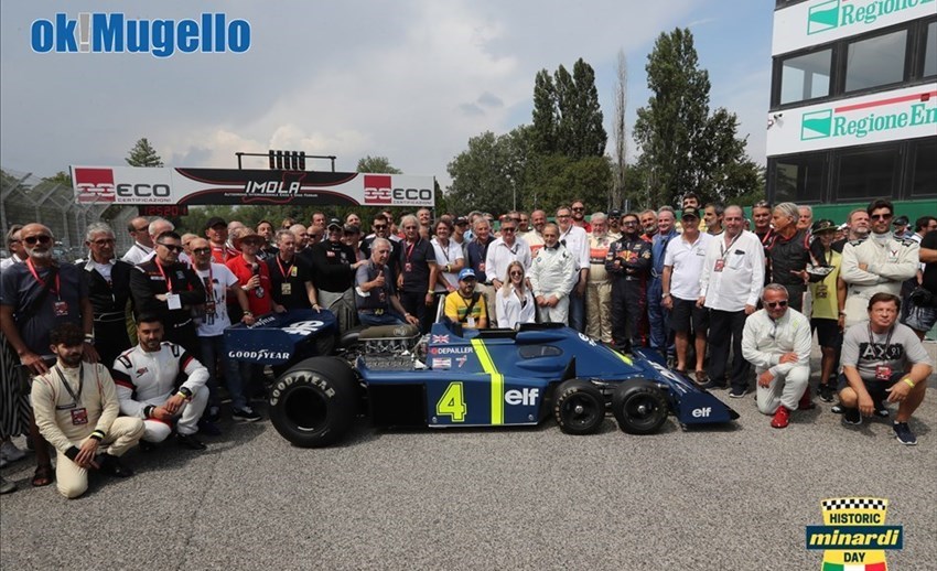 Una bella foto di gruppo con la mitica Tyrrell a 6 ruote