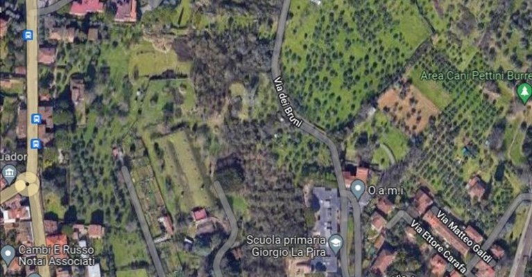 sulla sinistra di via De Bruni l'ampia area del Pellegrino