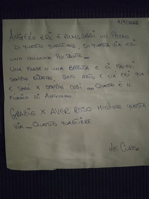 I messaggi per Angelo sul bandone del suo negozio