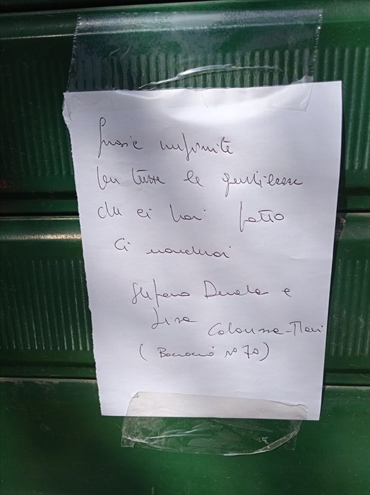 I messaggi per Angelo sul bandone del suo negozio