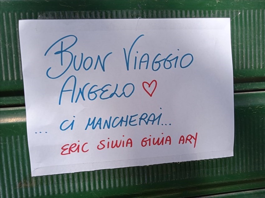 I messaggi per Angelo sul bandone del suo negozio