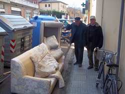 Accumulava ferro e rifiuti, denunciato. Ma altri rifiuti abbandonati a Borgo