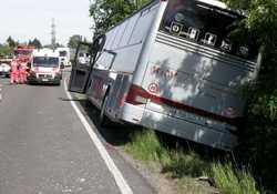 Tragedia a Grezzano. L'autista di un pullman pieno di bambini muore schiacciato nel tentativo di fermare il mezzo impazzito