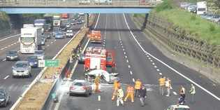 Dramma sull'A1. Travolti dopo l'incidente, muoiono padre e figlio...