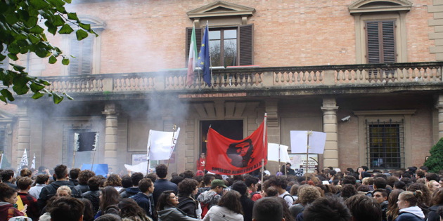 Scuola: gli studenti del Chino Chini e del Giotto Ulivi in protesta davanti al Comune