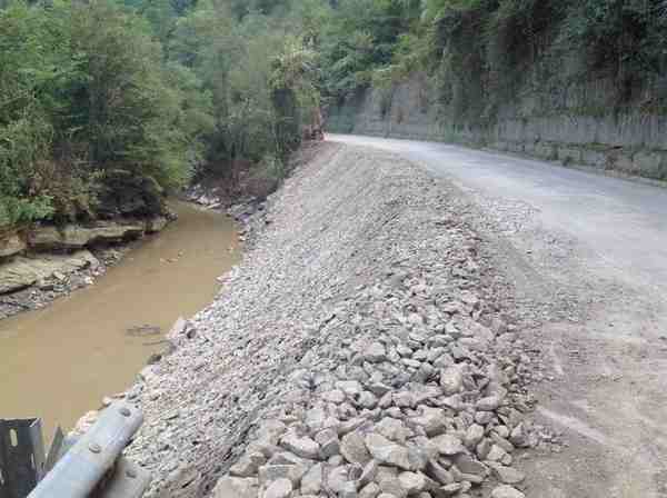 Intervento record sulla strada franata a Firenzuola. Le foto...