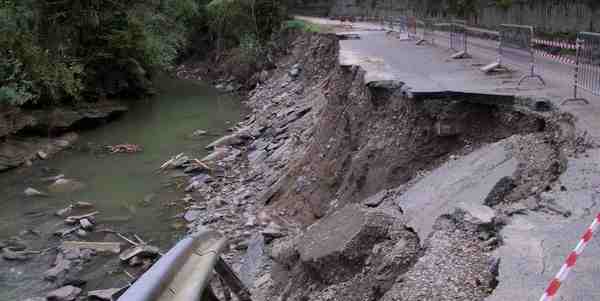 Intervento record sulla strada franata a Firenzuola. Le foto...