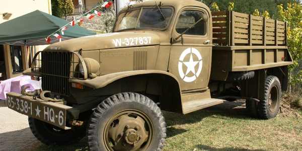 Parata di mezzi militari a Borgo. Con Gotica Toscana...