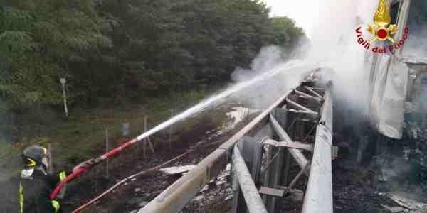 Camion a Fuoco. Foto e dettagli dell'intervento in A1
