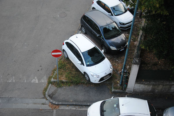 Borgo. Parcheggi & divieti, foto di inciviltà....
