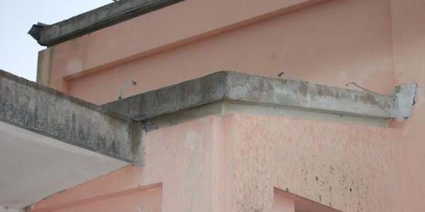 Rubano le grondaie nell'asilo. Due italiani arrestati...