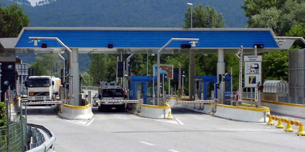 Bloccati con l’ ambulanza al casello autostradale...