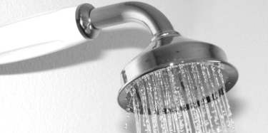 Scopre i ladri mentre è sotto la doccia. Furto sventato