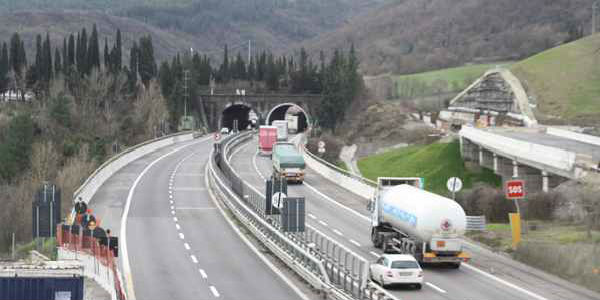 A1. Camion esce dalla corsia, rischia di 'piombare' sulla strada di sotto