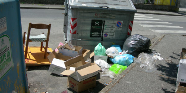 Fornaci. Quei rifiuti fuori dal mio ufficio