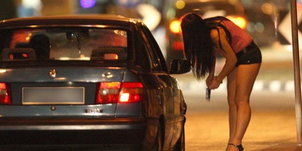 Porta la moglie a prostituirsi, ogni sera. Arrestato