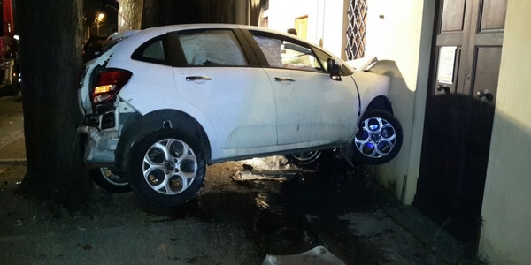 Ognuno 'parcheggia' come vuole. Incidente 'particolare' a San Domenico