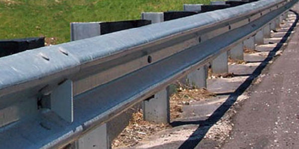 Abbattimento guard-rail dopo l'incidente. Lavori a Faltona