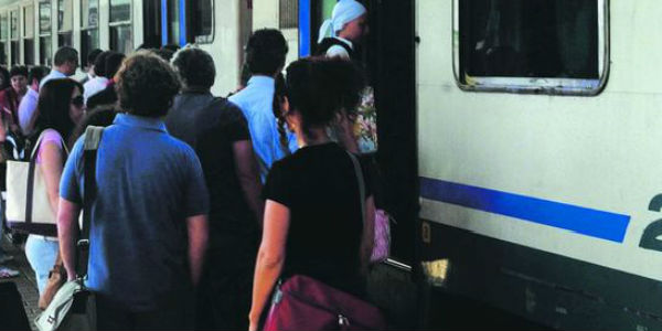 Incendio doloso a Rovezzano: Traffico su binari in tilt, mattinata infernale per i pendolari.