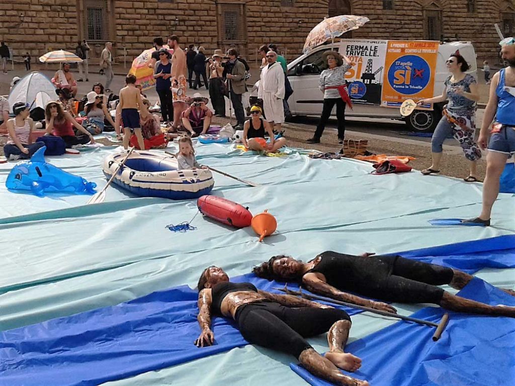 Una spiaggia in Piazza Pitti, per il SI al referendum del 17 Aprile