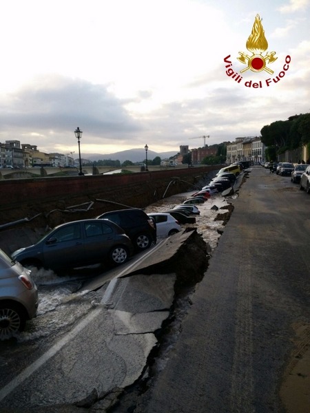 Sprofonda lungarno a Firenze. Le foto shock