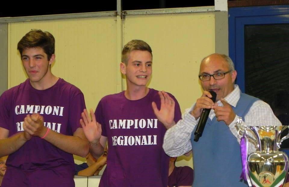 Il presidente Sorrenti mentre premia atleti 16M