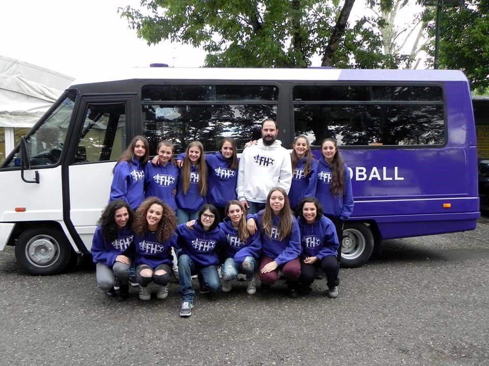 Squadra U16F davanti al pullmino bianco-viola