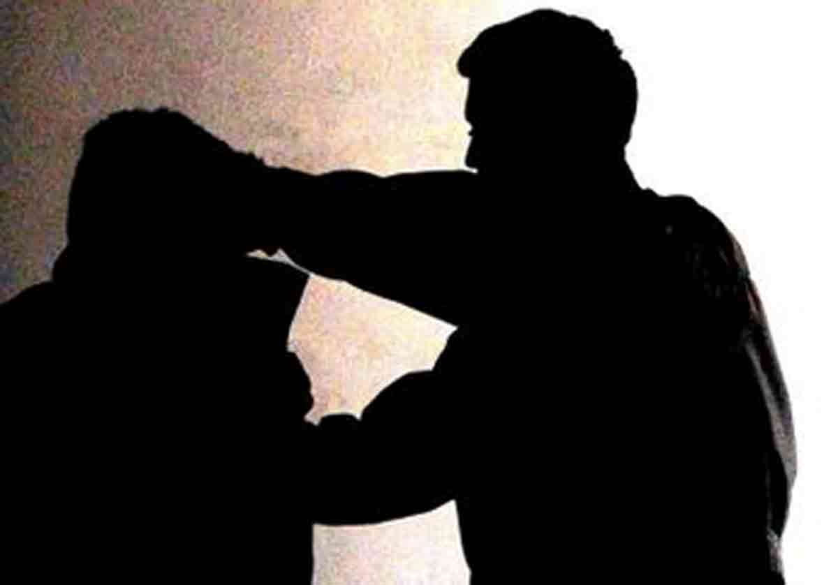 Aggredisce il figlio e tenta di ucciderlo. Succede a Borgo