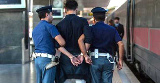 'Da' di matto' sul treno per Borgo. Convoglio fermato, arrivano le autorità