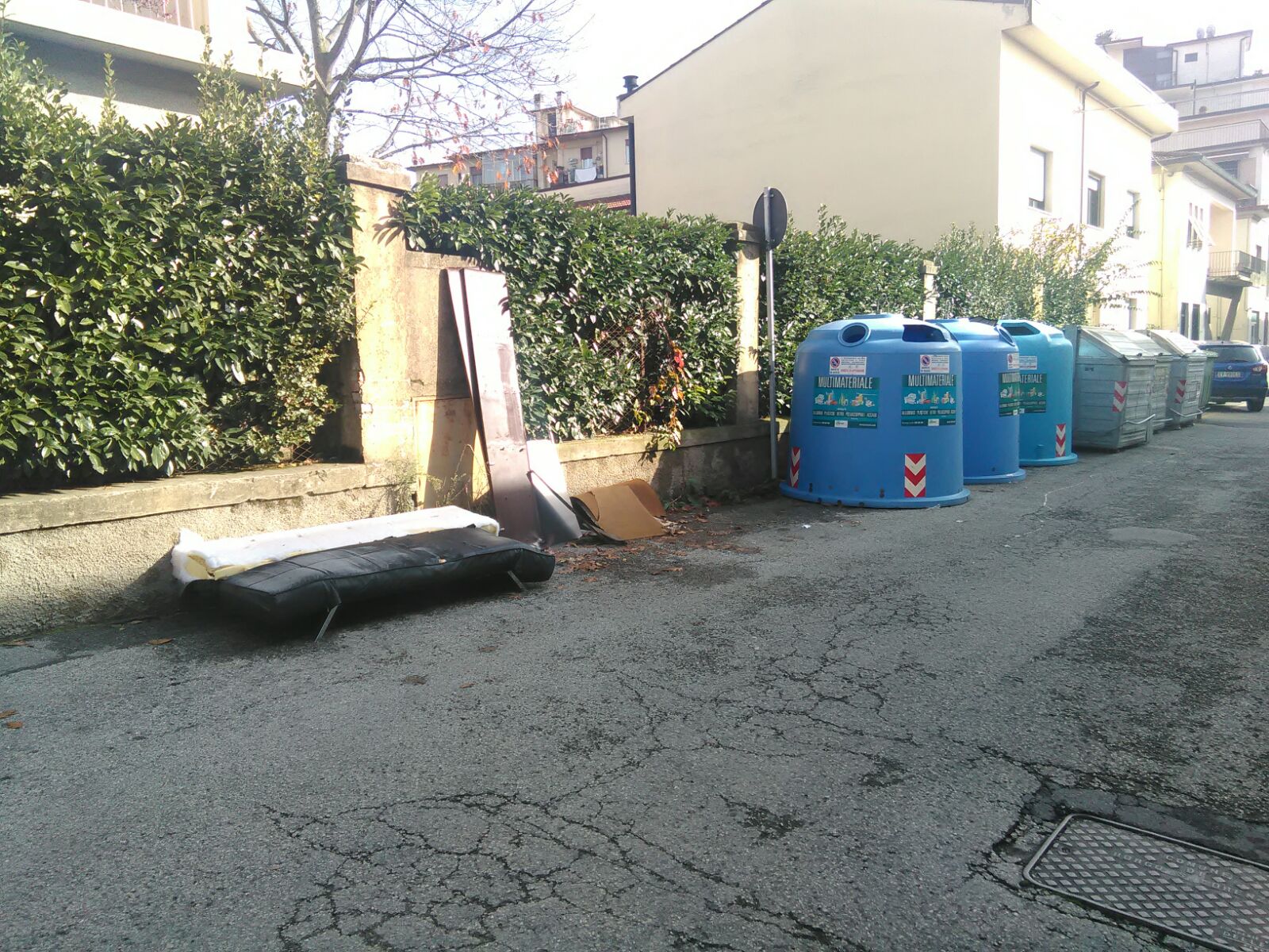 Il divano fuori dal cassonetto. Ancora inciviltà a Borgo