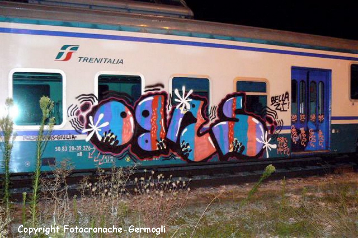 Imbratta i treni in stazione. Writer preso a Borgo, denunciato. Ricercati altri due