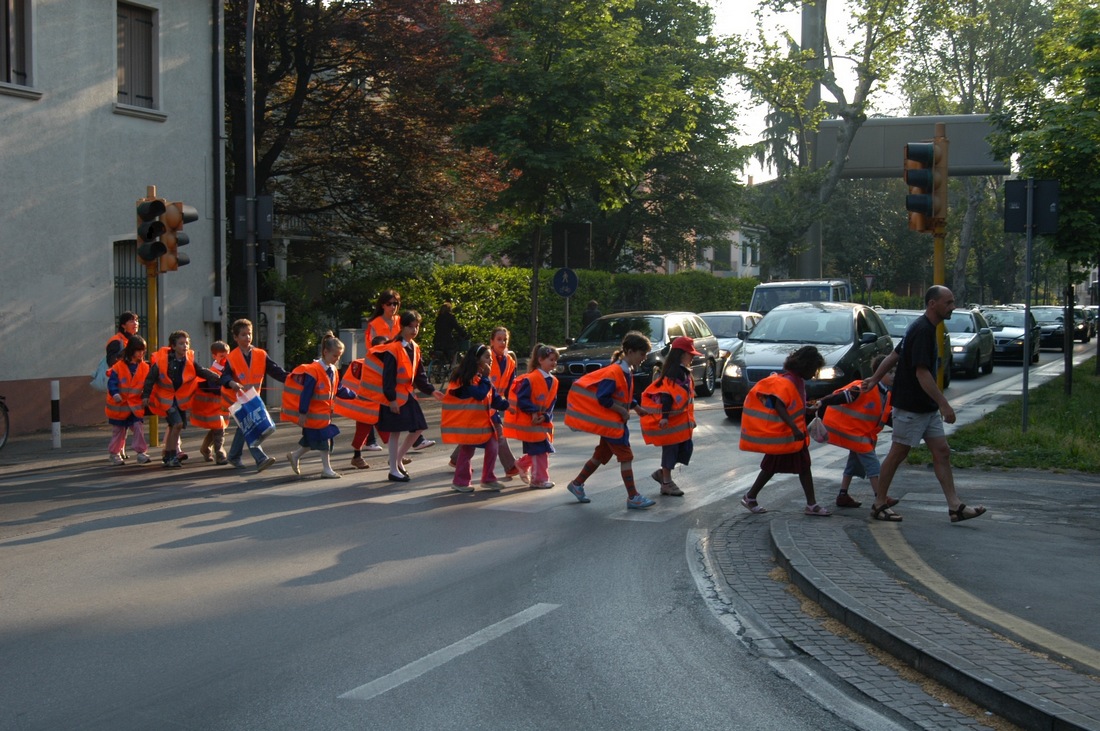 Scuola, 'Prova traffico' a Borgo. Ecco il 'Pedibus scambiatore': dove lasciare i bambini