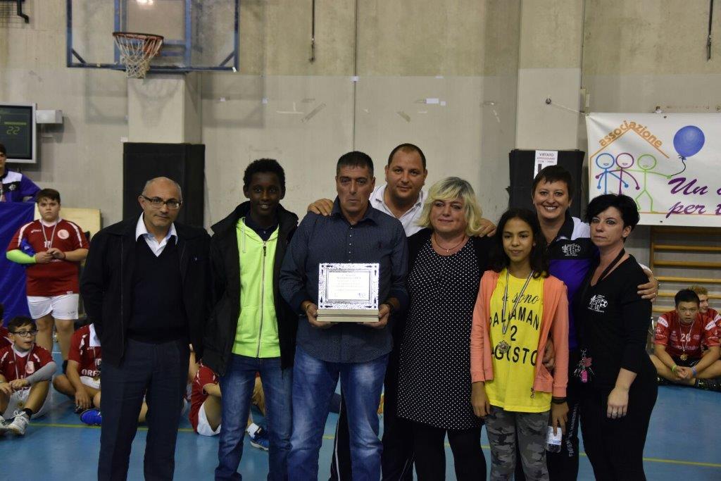 consegna della targa della Fiorentina H. all'Associazione Un amico per tutti