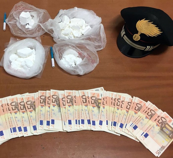 Droga e denaro sequestrati dai carabinieri a Napoli