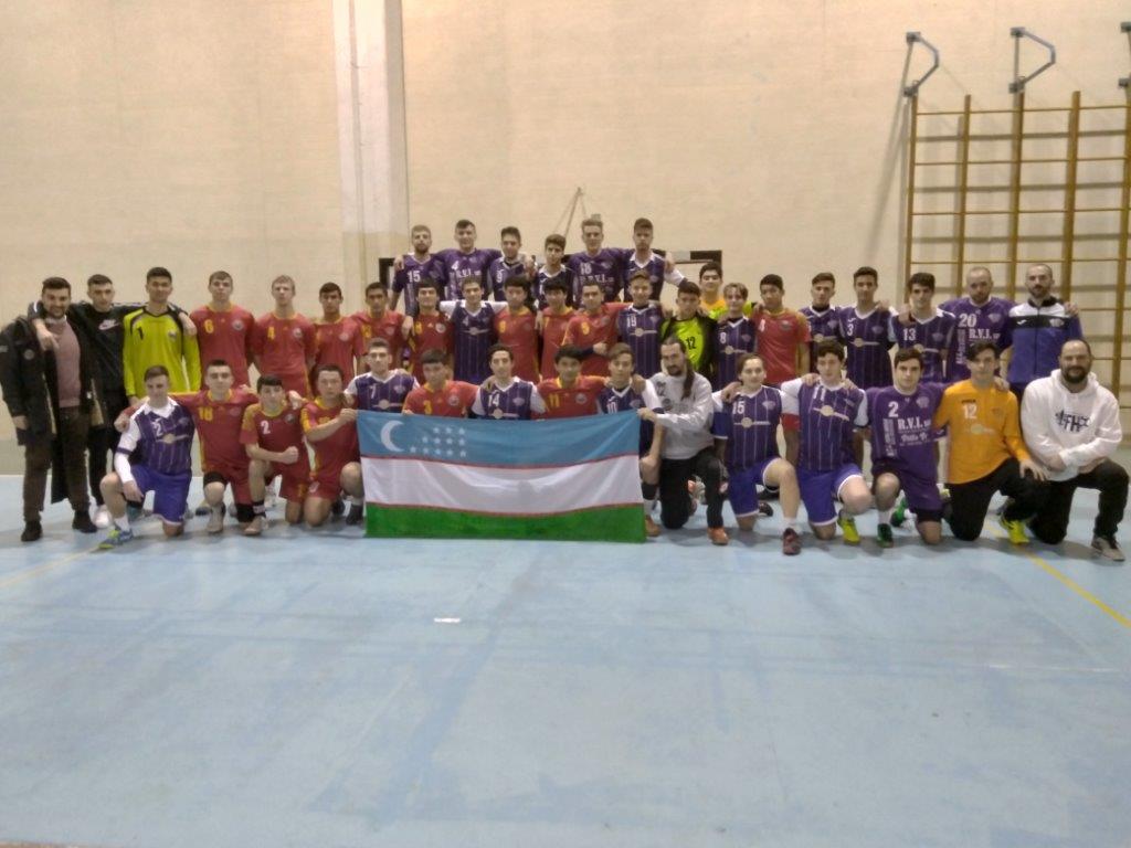 Squadra FH di Serie B con la Nazionale dell'Uzbekistan