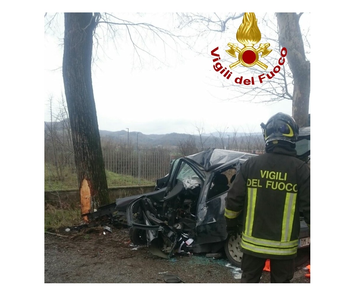Incidente mortale tra Borgo e San Piero: auto contro un albero